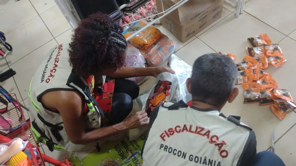 Loja de alimentos para animais em Goiânia é autuada por vender produtos vencidos