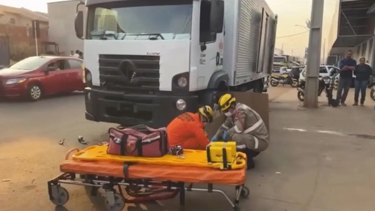 Motociclista de 19 anos perde o controle e morre ao bater em caminhão estacionado, em Nerópolis