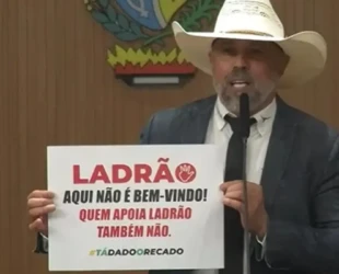 'Deputado do chapéu' coloca cartaz 'ladrão aqui não é bem-vindo' na porta do gabinete