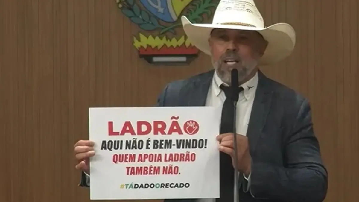 'Deputado do chapéu' coloca cartaz 'ladrão aqui não é bem-vindo' na porta do gabinete
