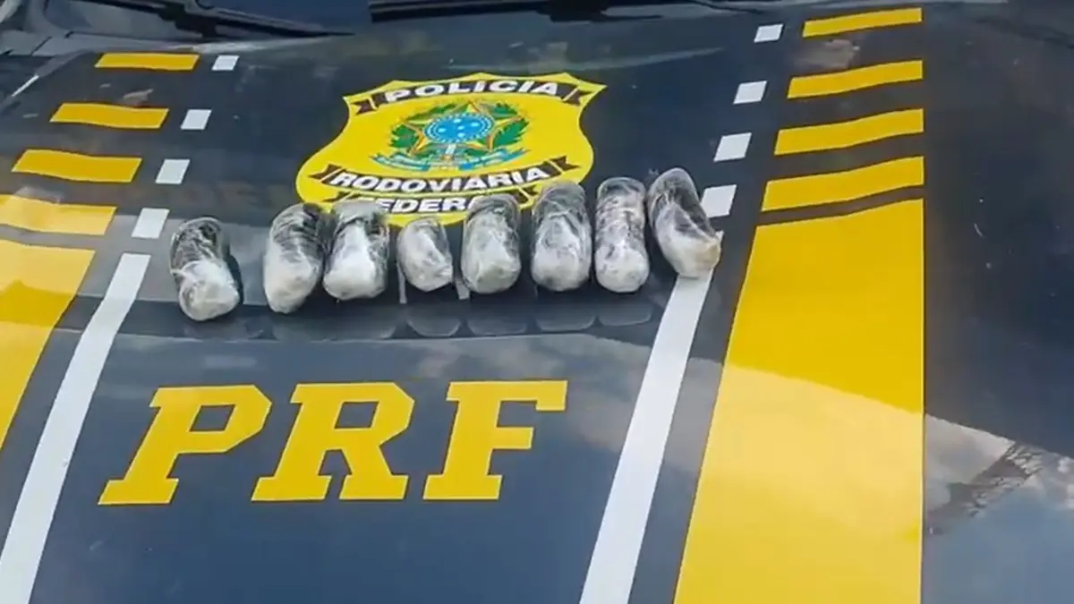 PRF apreende droga e detém foragido da Justiça durante fiscalização a ônibus em Morrinhos
