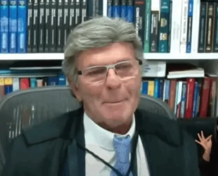 Fux se emociona ao se despedir de Barroso