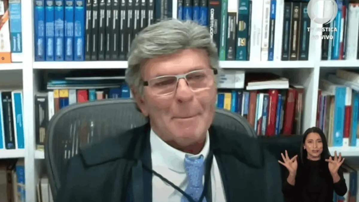 Fux se emociona ao se despedir de Barroso