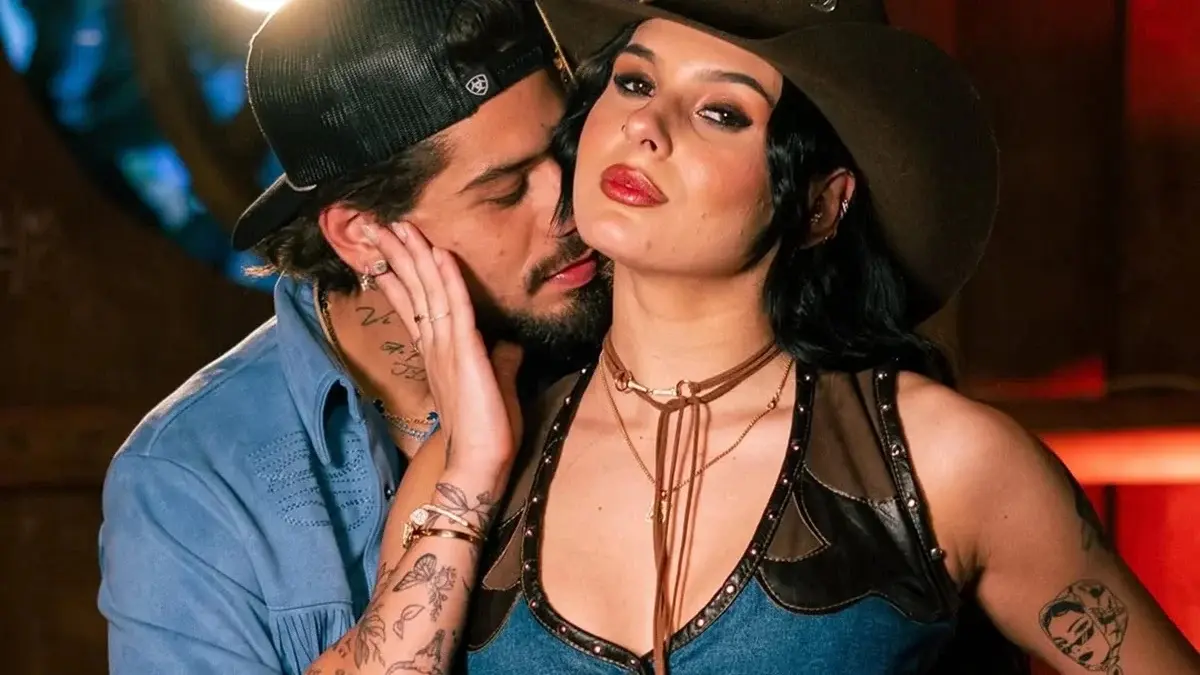 Ana Castela e Zé Felipe se beijam em gravação de programa de TV