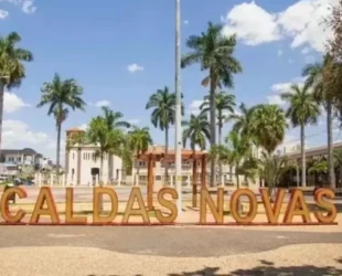 Homem joga maconha dentro de casa e foge ao ver PM, mas é preso em Caldas Novas