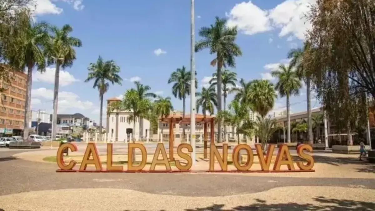 Homem joga maconha dentro de casa e foge ao ver PM, mas é preso em Caldas Novas