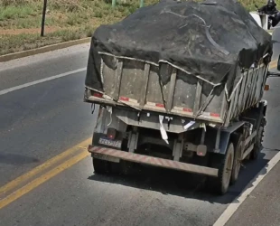 Motorista recebe multa de R$ 30 milpor descarte irregular de entulho em avenida de Aparecida