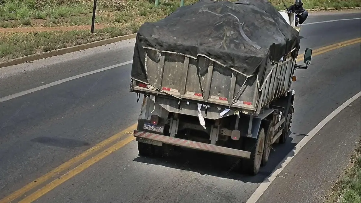 Motorista recebe multa de R$ 30 milpor descarte irregular de entulho em avenida de Aparecida