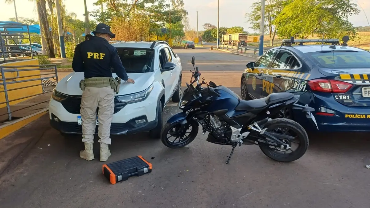 PRF recupera veículos roubados em caminhão cegonha durante fiscalização em Morrinhos