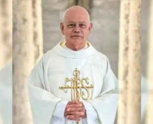 Novo religioso assume igreja de padre flagrado com fiel de baby doll