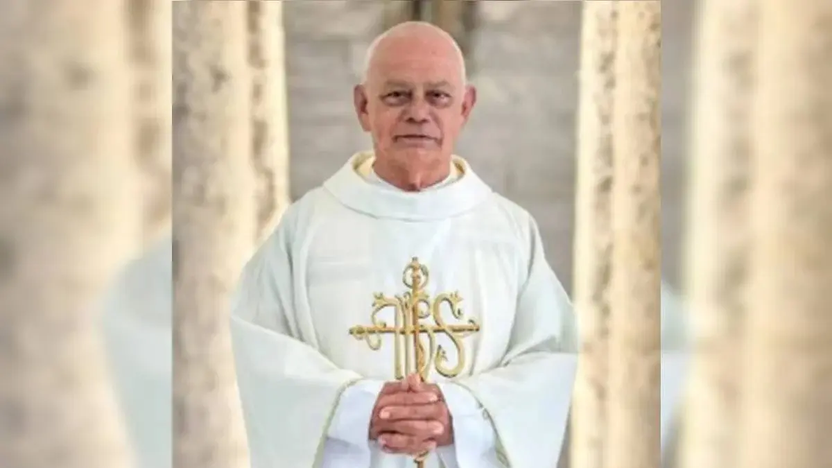 Novo religioso assume igreja de padre flagrado com fiel de baby doll