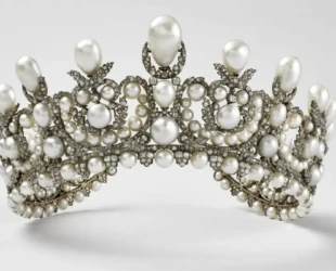 Pelo menos oito joias históricas foram furtadas do Museu do Louvre, em Paris