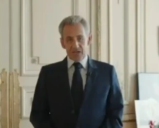 Ex-presidente da França, Nicolas Sarkozy chegou à prisão de La Santé, em Paris, para cumprir pena