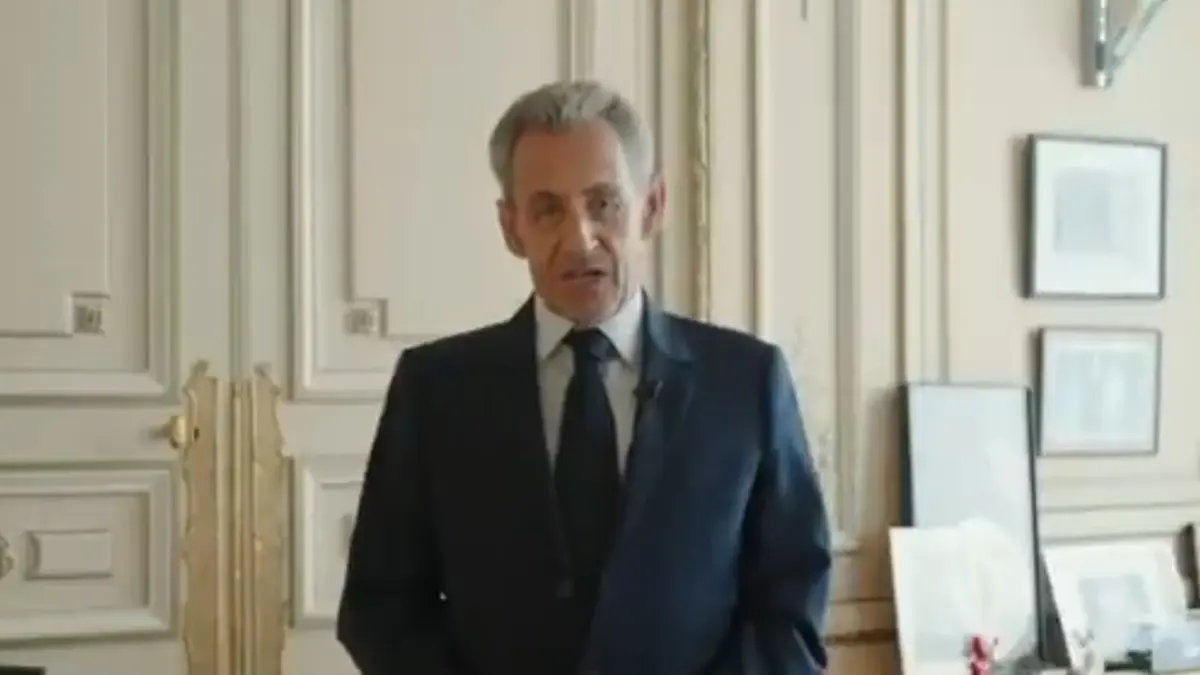 Ex-presidente da França, Nicolas Sarkozy chegou à prisão de La Santé, em Paris, para cumprir pena