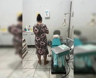 Polícia prende falsa dentista que atuava em consultório clandestino em Goiânia