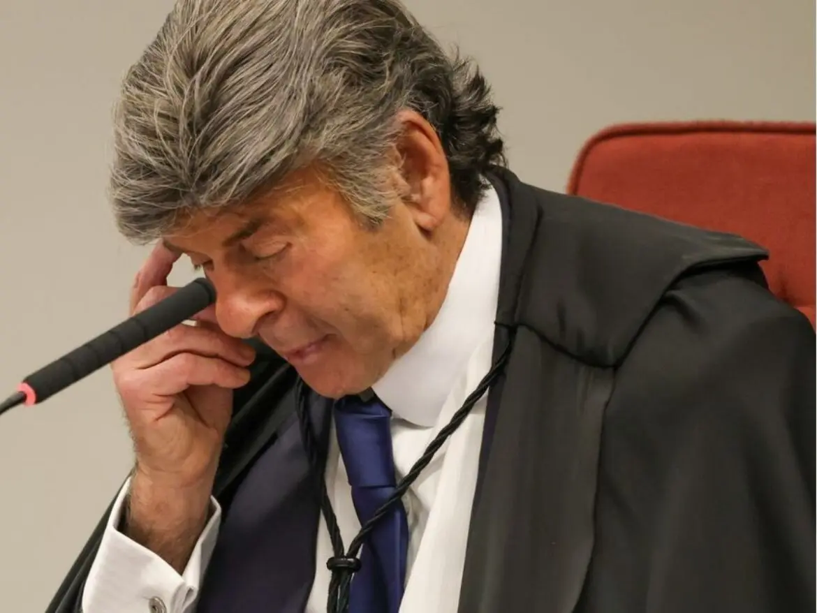 1419150-fux-pede-para-revisar-seu-voto-no-julgamento-de-bolsonaro-1170x878
