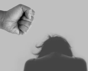 Mulher é suspeita de matar companheiro com mata-leão após sofrer agressão