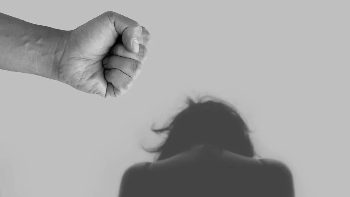 Mulher é suspeita de matar companheiro com mata-leão após sofrer agressão