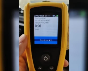 Homem embriagado capota carro com filhos e irmão em Abadiânia