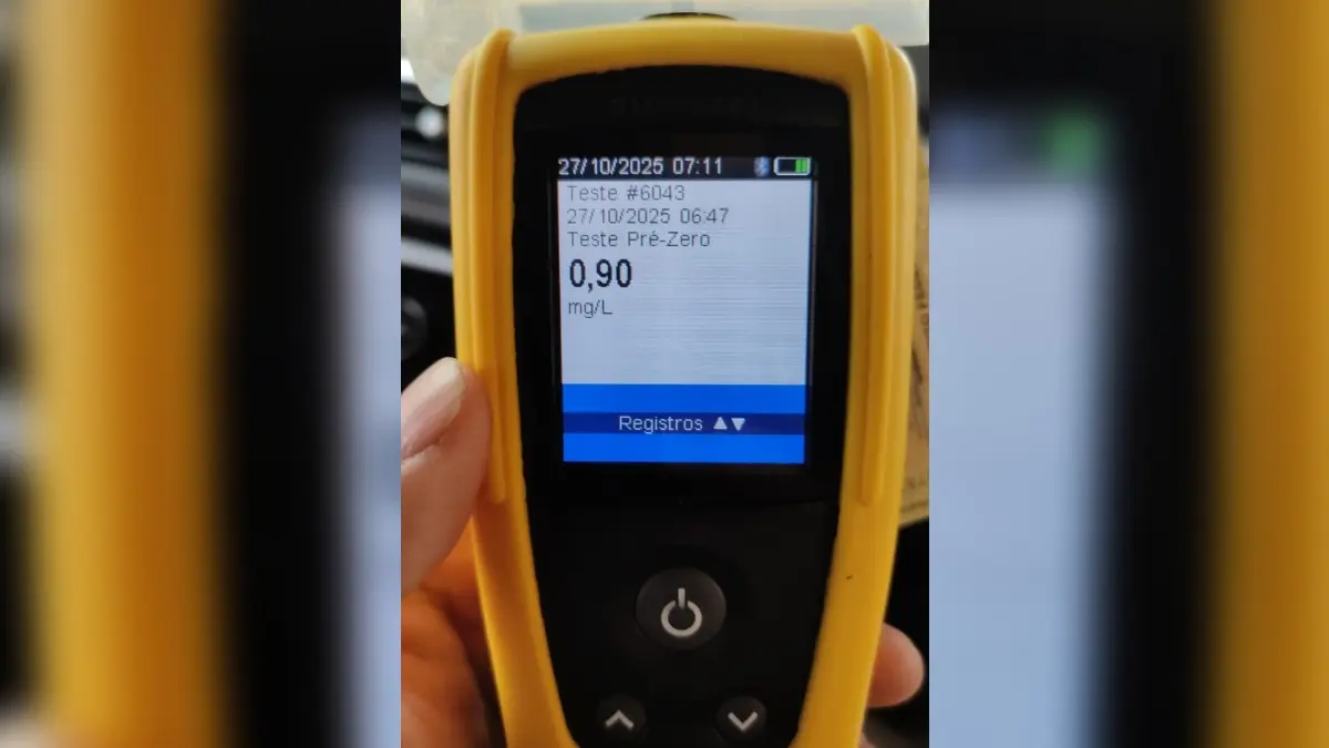 Homem embriagado capota carro com filhos e irmão em Abadiânia