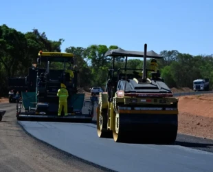 GO-219 começa a receber capa asfáltica em obras de pavimentação