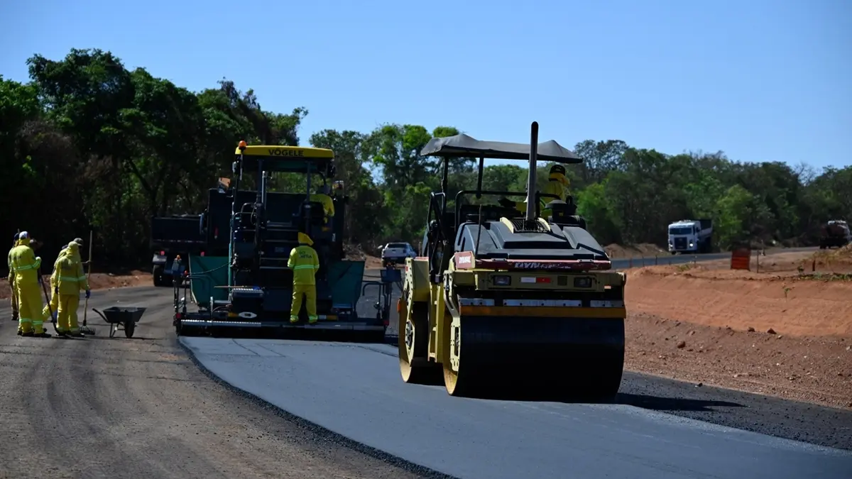 GO-219 começa a receber capa asfáltica em obras de pavimentação