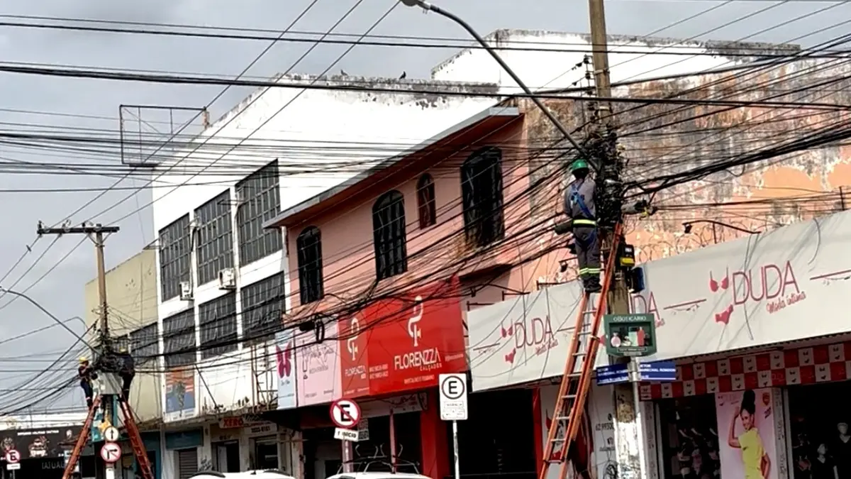 Goiânia retira fios soltos e inutilizados da Avenida Bernardo Sayão