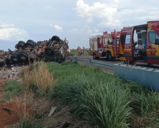 Caminhão capota na BR-364, em Mineiros, e uma pessoa fica ferida