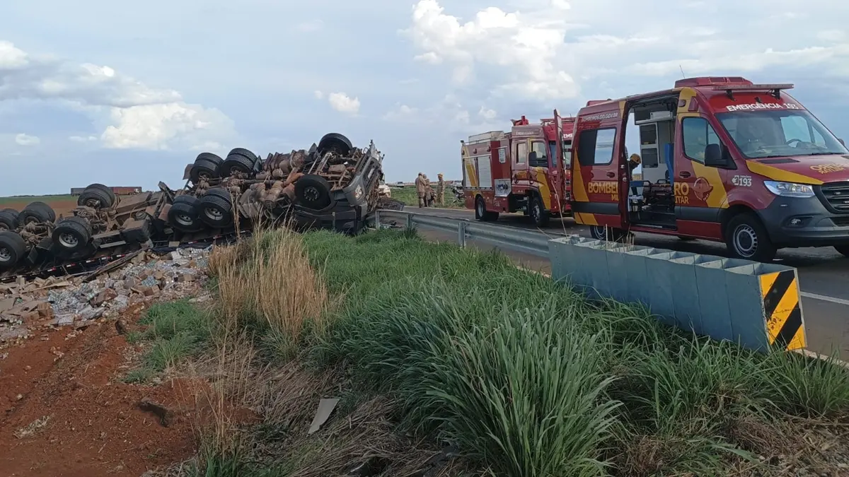 Caminhão capota na BR-364, em Mineiros, e uma pessoa fica ferida