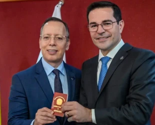 Ex-presidente do TJGO, Carlos França recebe carteira da OAB-GO