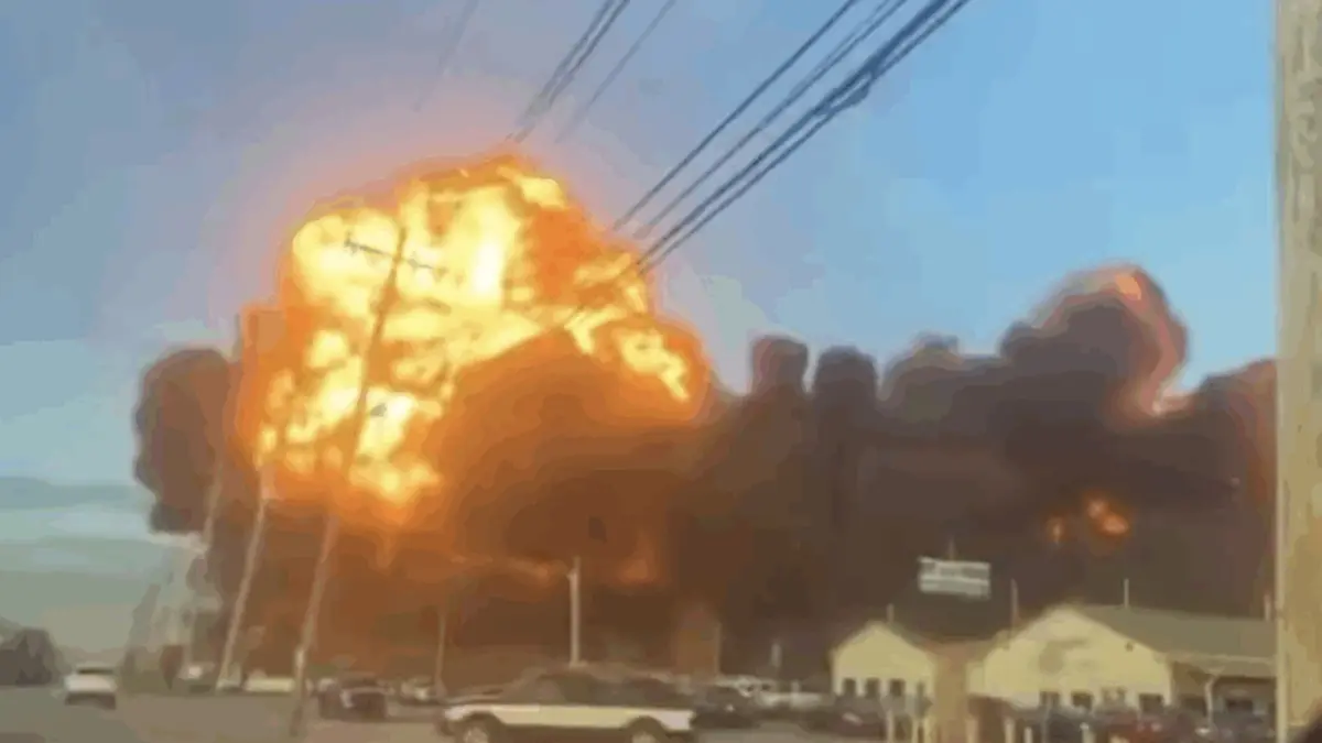 Avião de carga cai e explode após decolagem nos EUA e mata sete pessoas