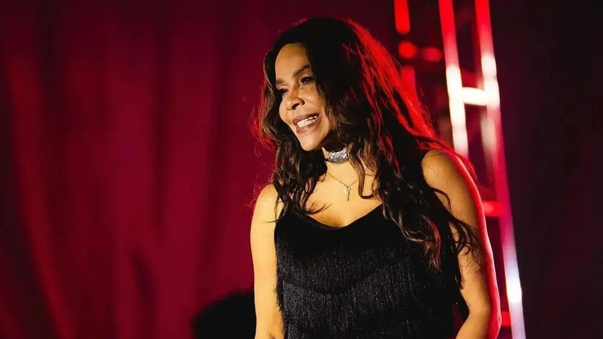 Cantora Silvânia Aquino anuncia saída da banda Calcinha Preta