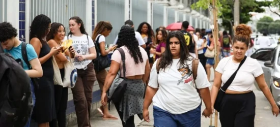 Estudantes da rede estadual de Goiás recebem prêmios pelo desempenho no Enem 2025