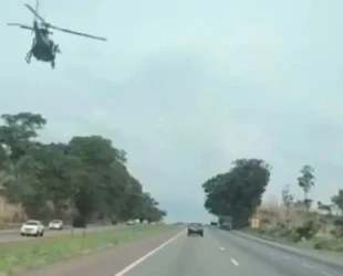Perseguição policial com viaturas e helicóptero na BR-153, em Goiânia, termina com suspeito morto