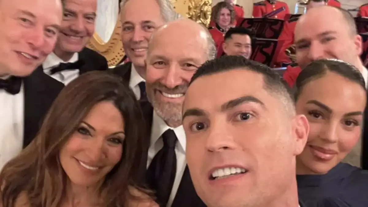 Cristiano Ronaldo é homenageado em jantar na Casa Branca e faz selfie