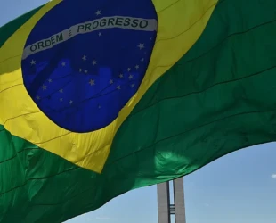 Deputado quer incluir 'amor' no lema da bandeira do Brasil