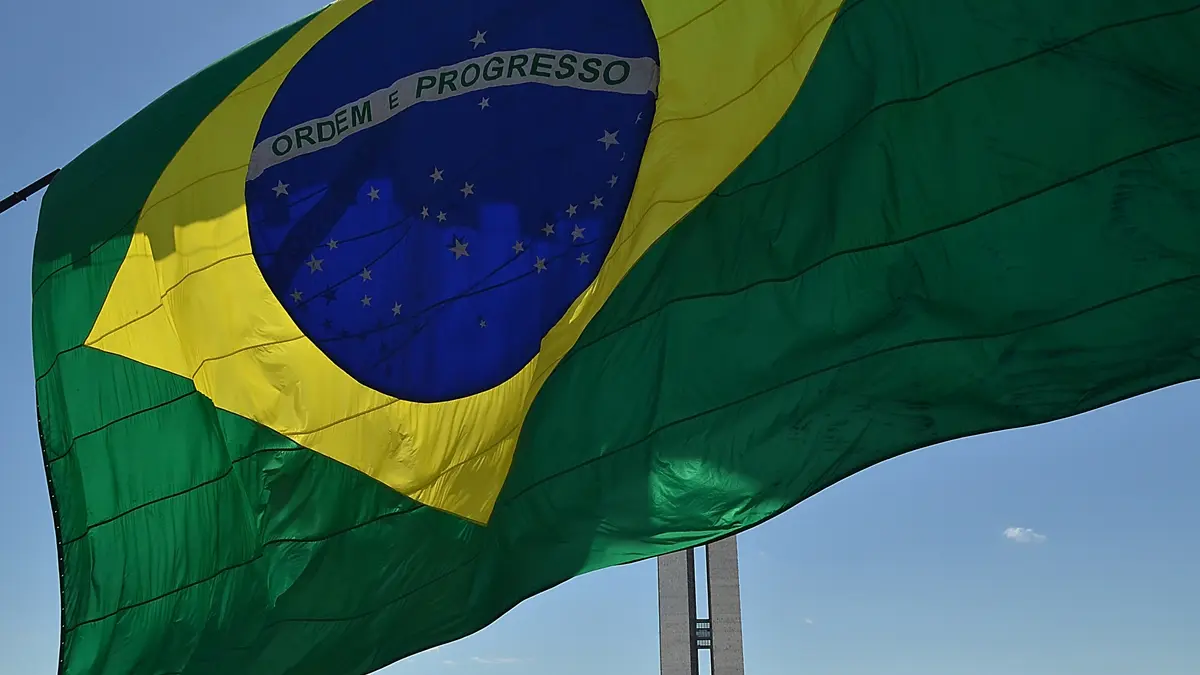 Deputado quer incluir 'amor' no lema da bandeira do Brasil