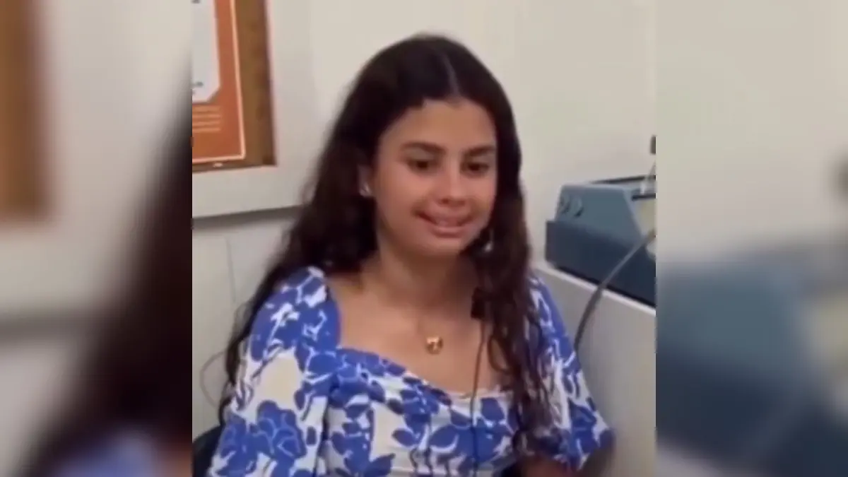 Adolescente com surdez profunda se emociona ao ouvir a mãe pela primeira vez