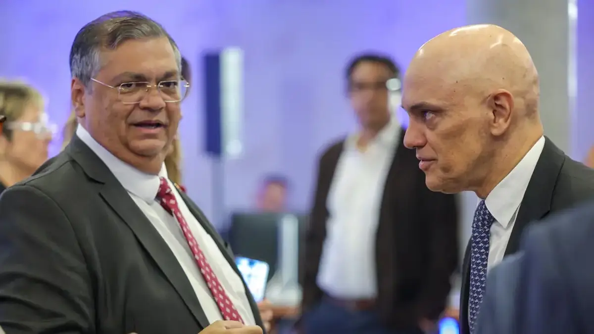 Moraes e Dino votam por manter a prisão de Bolsonaro