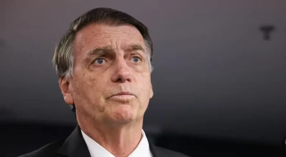 Bolsonaro precisa trocar o carregador da tornozeleira eletrônica