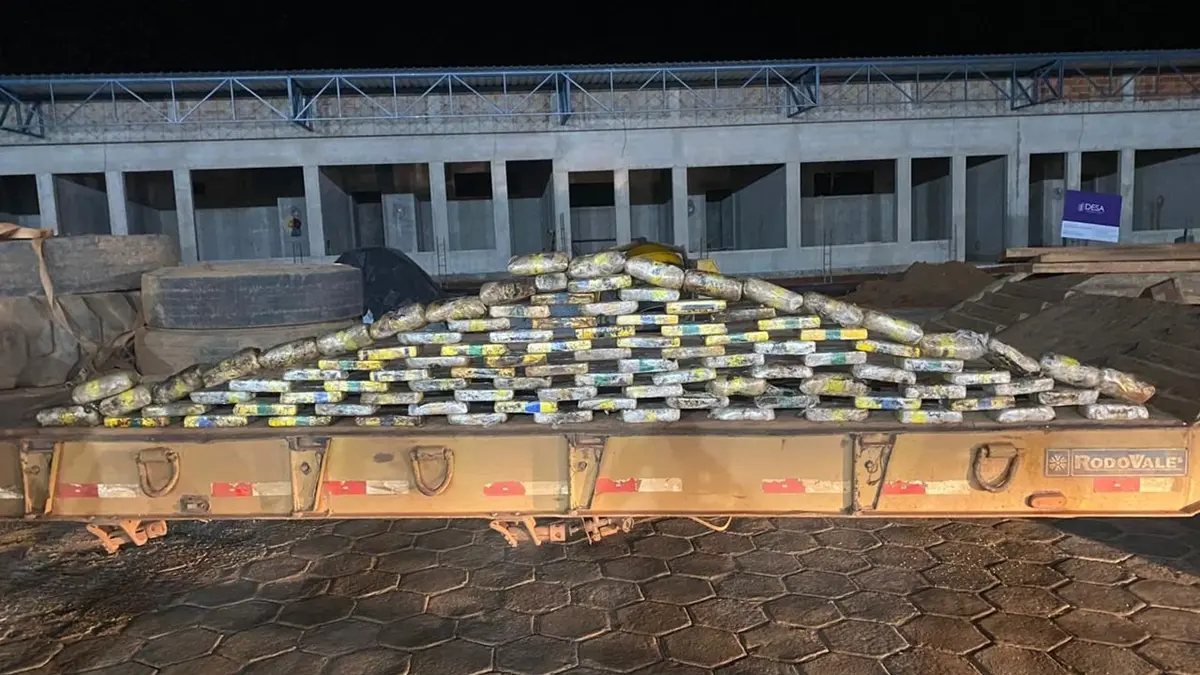 Com apoio de cães farejadores, PRF apreende 100 kg de cocaína escondidos em estrutura de carreta em Nova Crixás