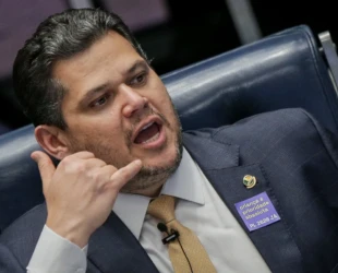 Davi-Alcolumbre-estampa-adesivo-com-a-frase-Crianca-e-prioridade-absoluta-PL-2628-ja.-Projeto-ECA-Digital-protecao-de-criancas-e-adolescentes-em-ambientes-digitais.-Adultizacao-infantil-Felca-1