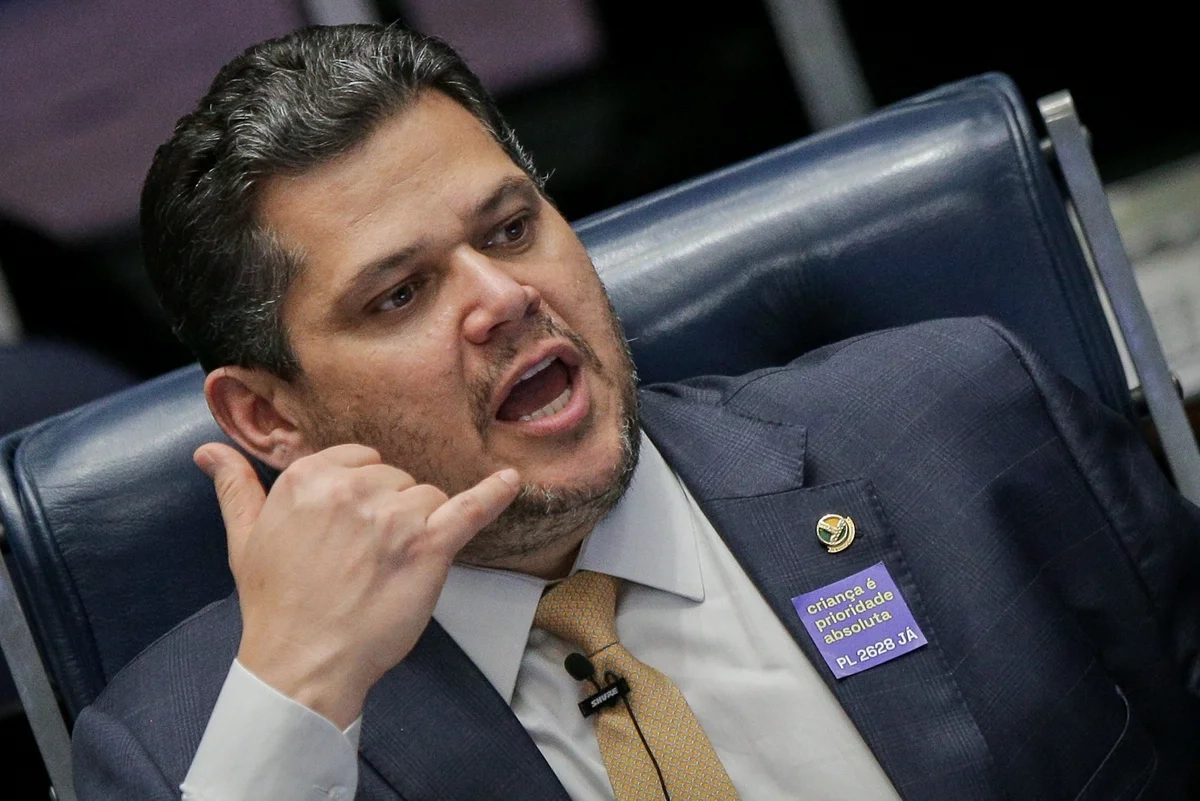 Davi-Alcolumbre-estampa-adesivo-com-a-frase-Crianca-e-prioridade-absoluta-PL-2628-ja.-Projeto-ECA-Digital-protecao-de-criancas-e-adolescentes-em-ambientes-digitais.-Adultizacao-infantil-Felca-1