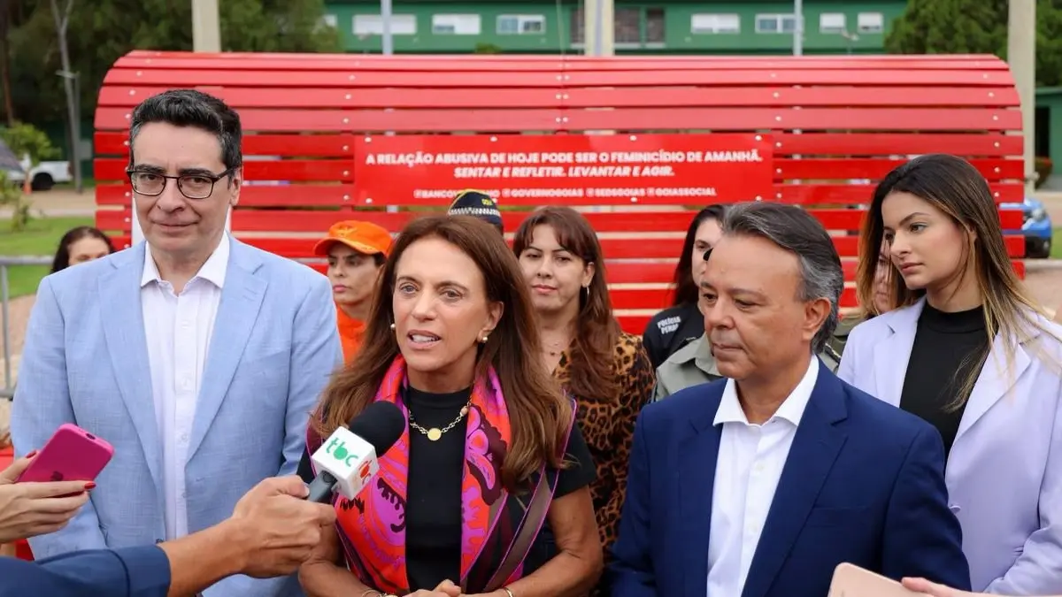Gracinha inaugura Banco Vermelho que simboliza combate à violência contra a mulher