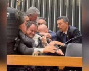 Retirado da Mesa Diretora à força, Glauber registra BO contra Hugo Motta