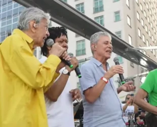 caetano-veloso-djavan-chico-buarque-e-gilberto-gil-cantam-em-manifestacao-1758489195907_v2_900x506.jpg