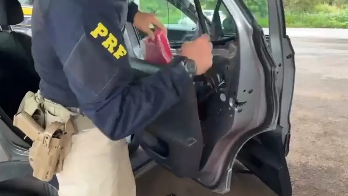 PRF prende homem com documento falso e mandado de prisão por tráfico e outros dois comparsas