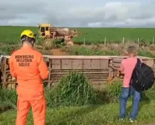 Pelo menos 10 pessoas ficam gravemente feridas após ônibus tombar em Campo Alegre de Goiás