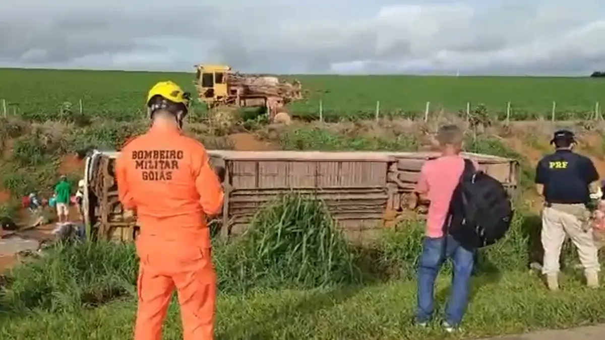 Pelo menos 10 pessoas ficam gravemente feridas após ônibus tombar em Campo Alegre de Goiás
