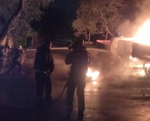 Bombeiros combatem incêndio em pátio da Secretaria de Infraestrutura de Goiânia